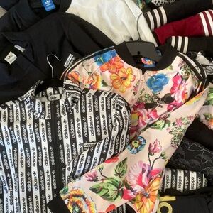 Grab full Adidas bundles for a great price! Perfect for lounging or 🏋️‍♀️